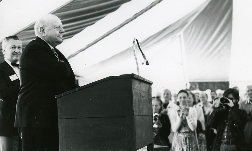 Composer Virgil Thomson gets a standing ovation from the Edward MacDowell Medal Day crowd in 1977.